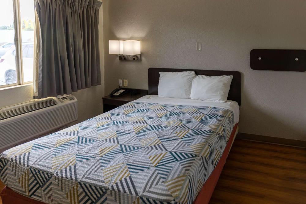 Deluxe Queen Room - Non-Smoking interior